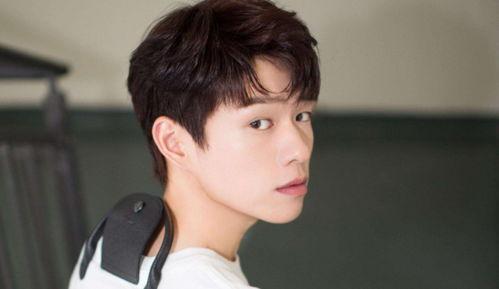 爱豆吃瓜娱乐酱宋亚轩,爱豆吃瓜娱乐酱,揭秘娱乐圈幕后故事